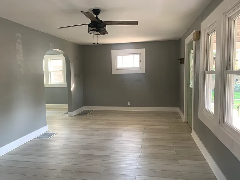 1109 N Bosart Ave — Photo 4