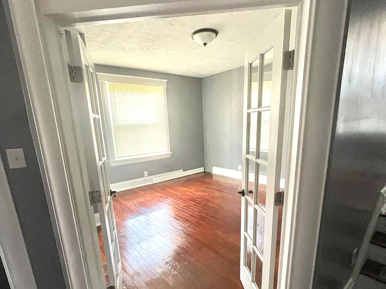 216 E 18th St — Photo 3