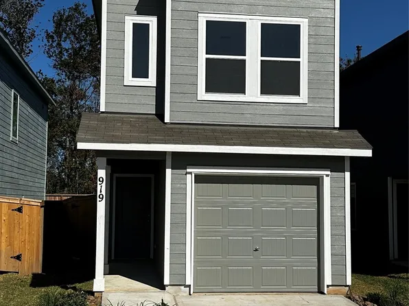 933 Pertuso Ln, Huffman, TX 77336