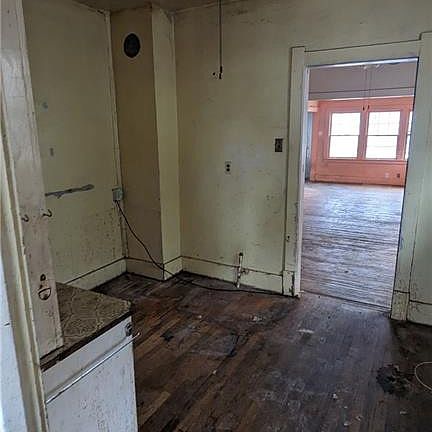 4th image of 3858 Leybourn Ave