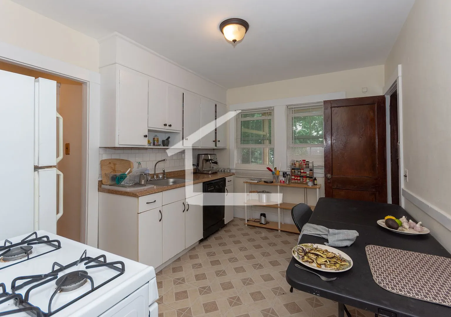 B.C-Area 4 Bed With Parking Included — Photo 4