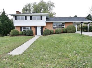 5828 Castle Rock Rd, Roanoke, VA 24018