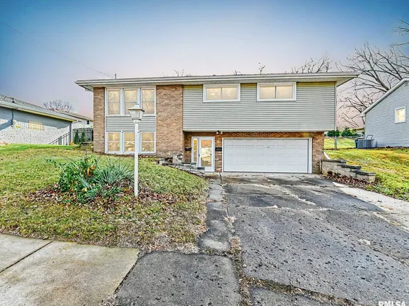 2216 Willow St, Pekin, IL 61554