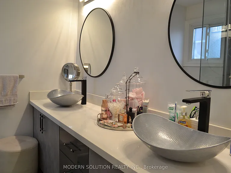 65 Manning Cres — Photo 17