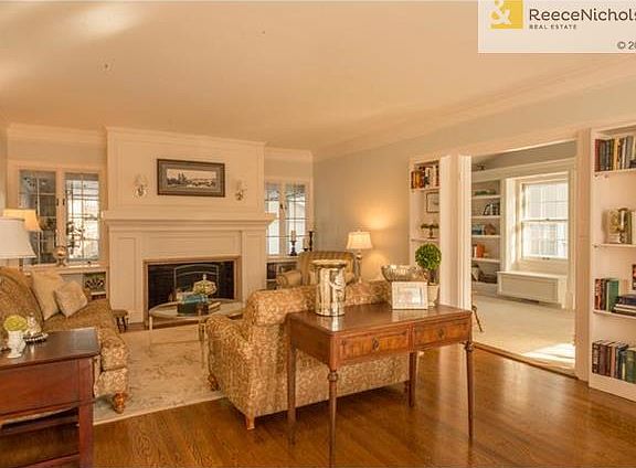 4th image of 812 W 59th Ter