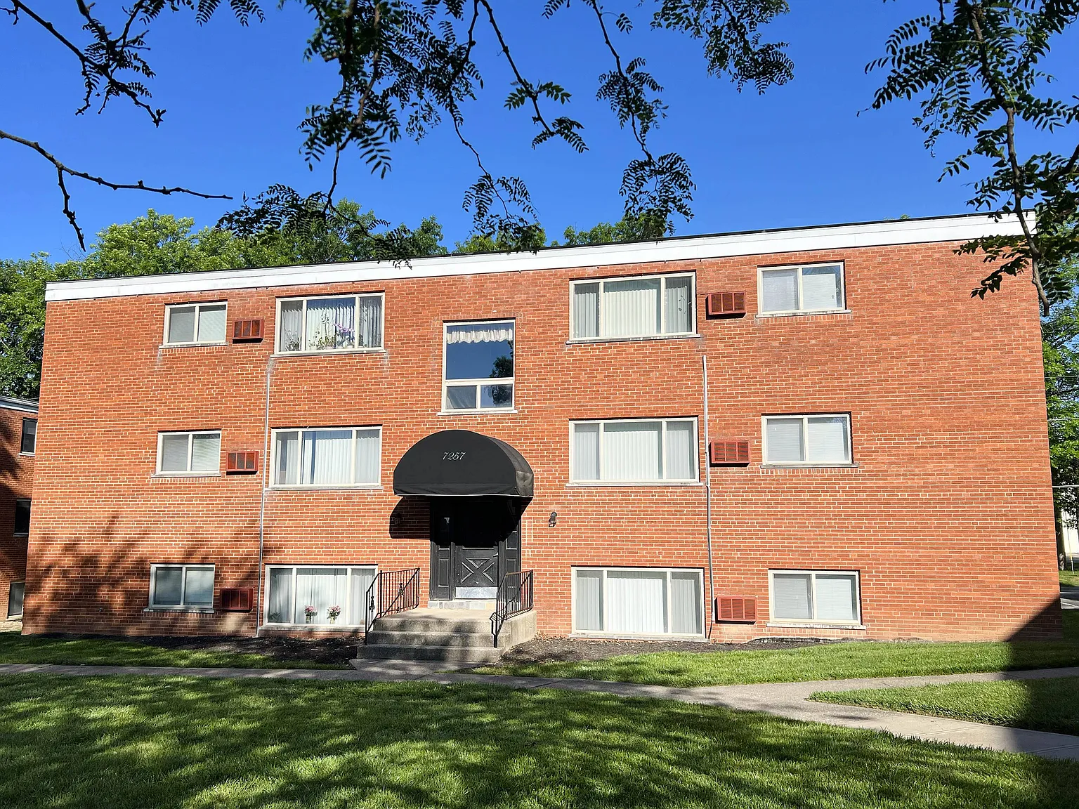 Crown Court Apartments — Photo 4