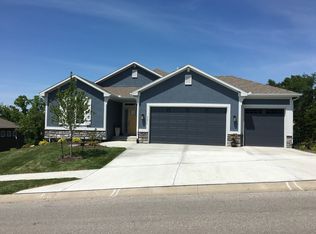 5896 S National Dr, Parkville, MO 64152