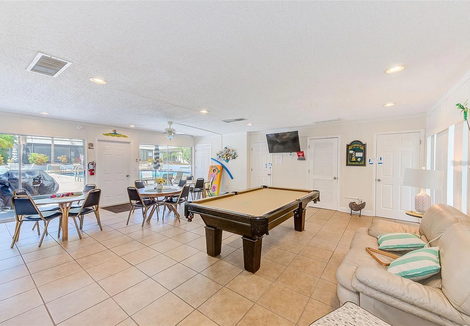 Fully Furnished 2 bdr in Beleair — Photo 3