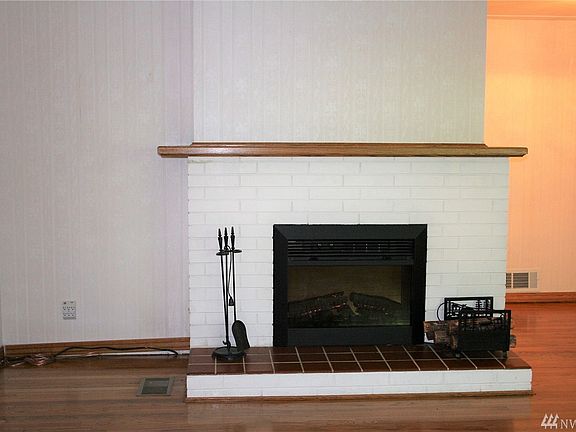 5th image of 826 S Evergreen Dr