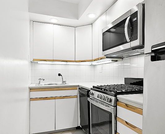 3rd image of 333 E 75th St APT 10J
