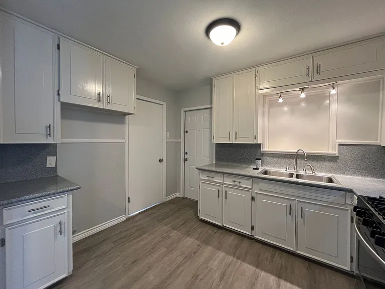 4801 Lansdown Dr — Photo 8