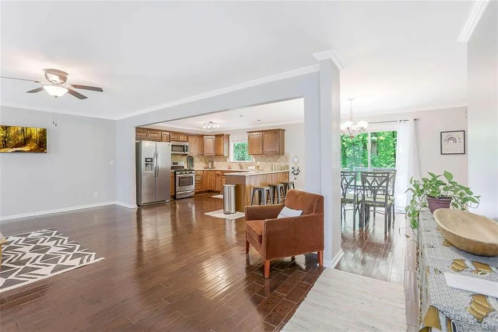 3 bed, 2.0 bath, 1485 sqft, $1,900 — Photo 4