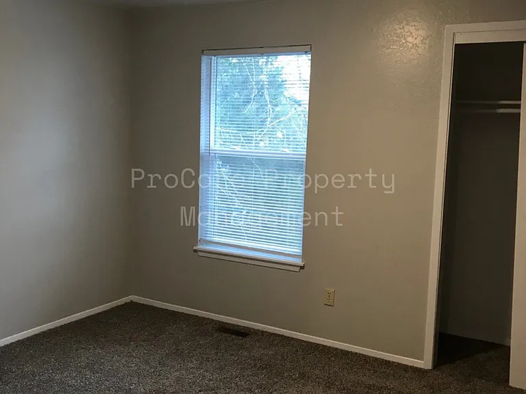 803 NW 2nd St — Photo 9