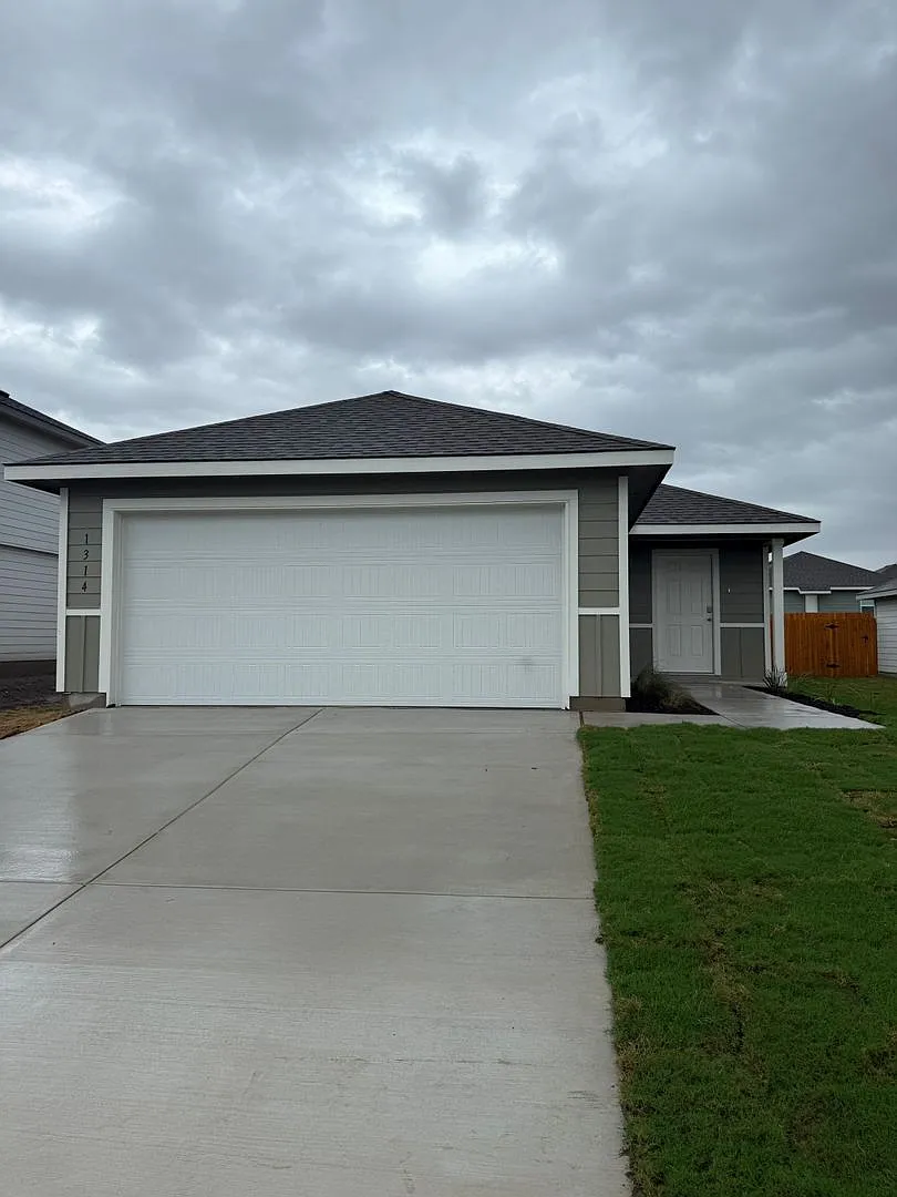Beautiful New Build In Temple TX — Photo 1