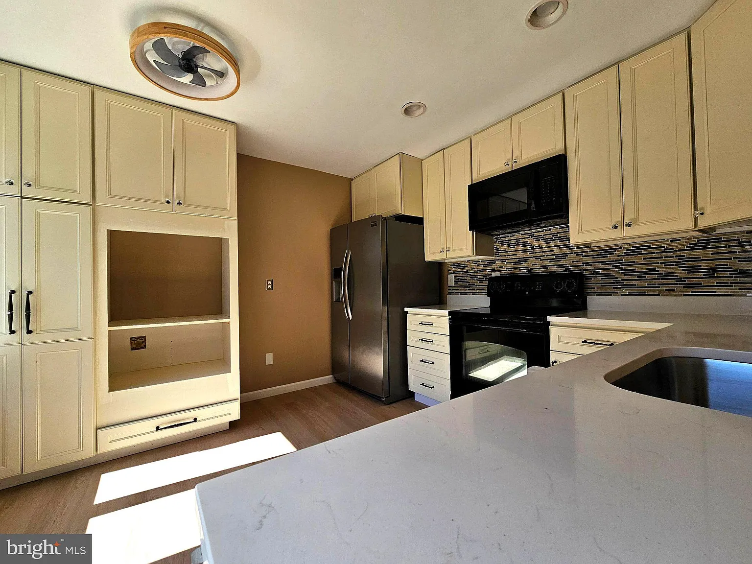 4 bed, 3.0 bath, 2218 sqft, $3,950 — Photo 2