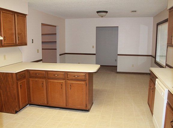 3rd image of 1000 Lee Road 282