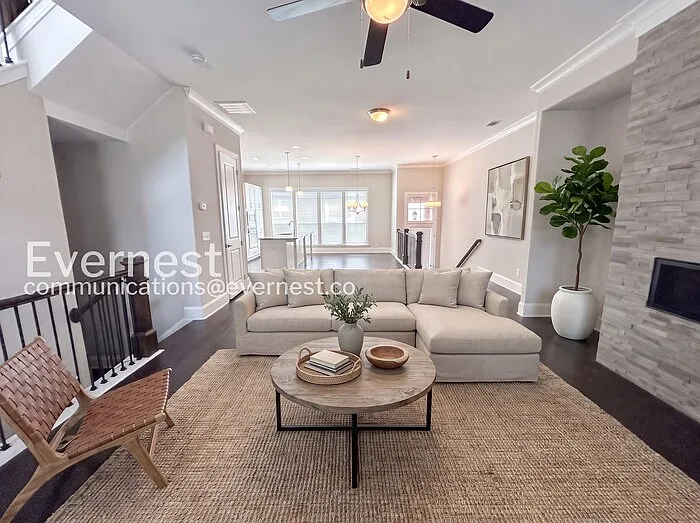 3 bed, 3.5 bath, 2220 sqft, $2,700 — Photo 2