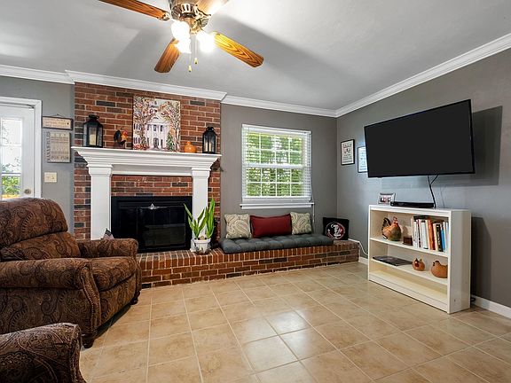 2nd image of 1554 Vernon Ct