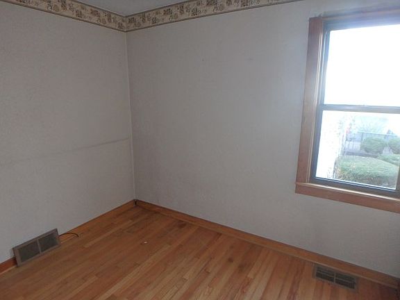 4th image of 1288 River Dr