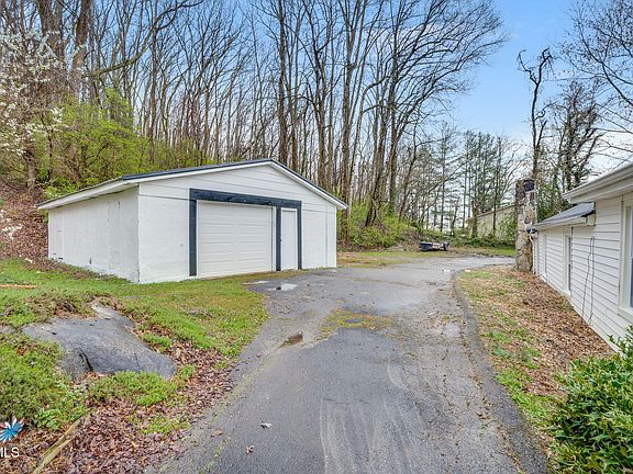 4th image of 1131 Berry Rd