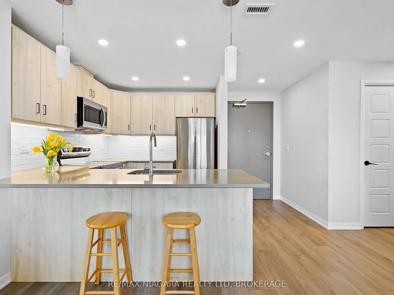 3998 Victoria Ave — Photo 1