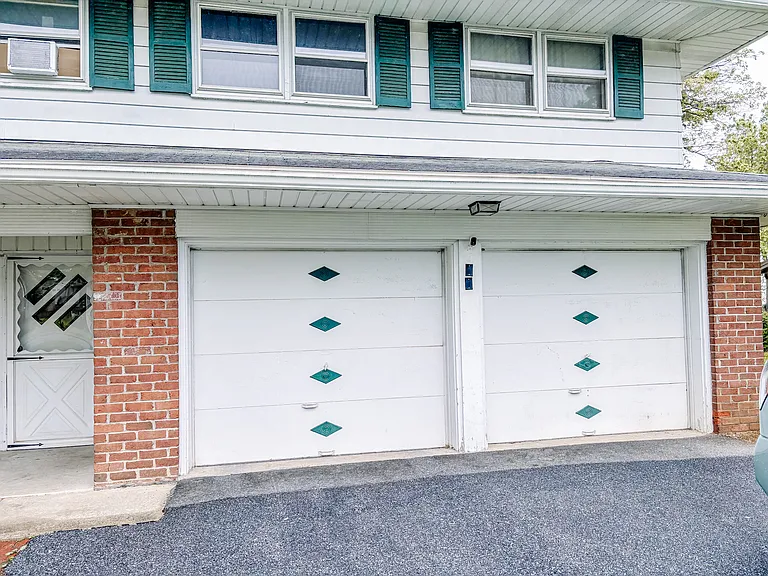 233 Hershey Dr — Photo 2