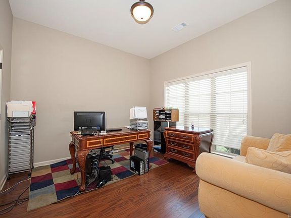 4th image of 805 Charlemont Ln