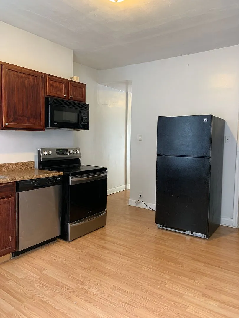 2 bedroom 1 bath w/laundry — Photo 2