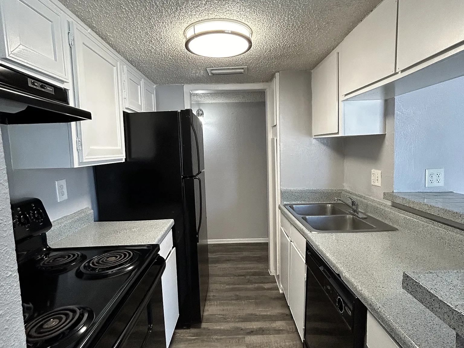 El Jardin Apartments — Photo 3