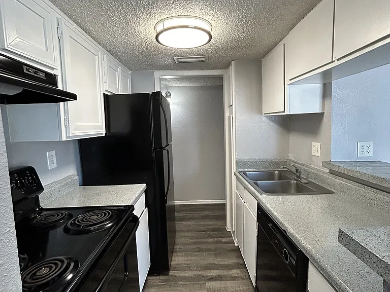 El Jardin Apartments — Photo 3