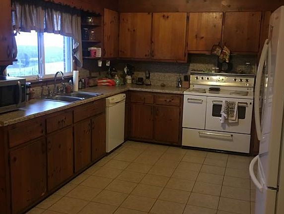 4th image of 3042 Main St