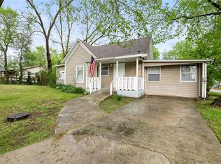 112 4th Ave SW, Gravette, AR 72736