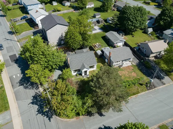 3 Scotsburn Ave, Dartmouth, NS B2X 1P8
