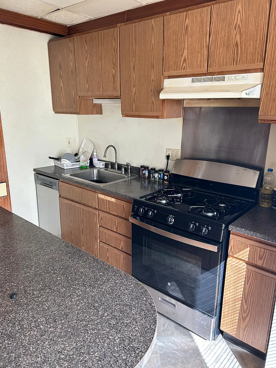 Building Photo - 5713 Elwood St #15