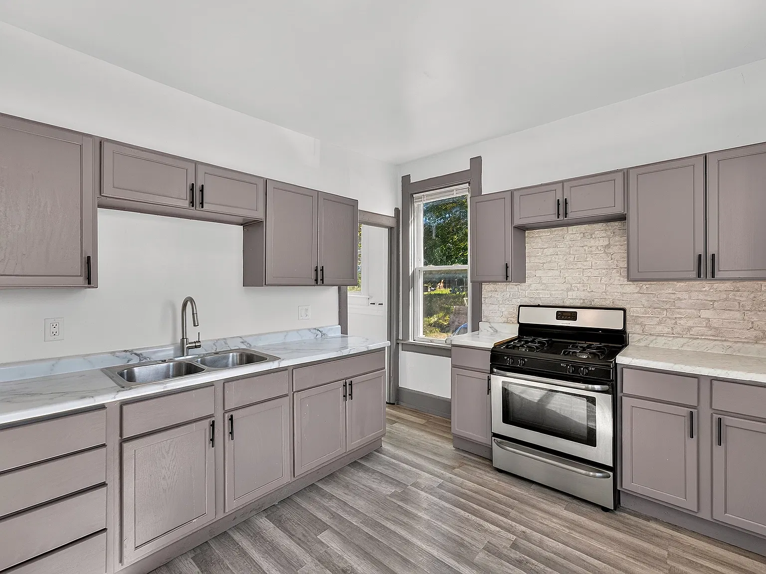 3 bed, $1,600 — Photo 2
