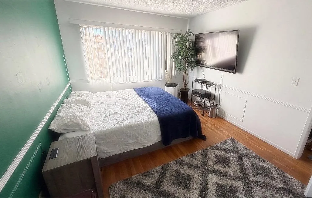 Master Bedroom, King Size - Glenville Dr