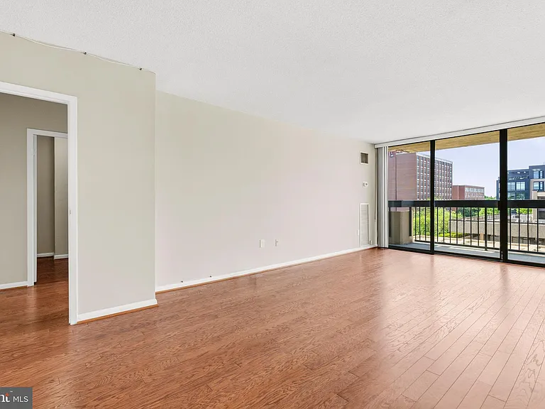 400 Madison St #310 — Photo 7