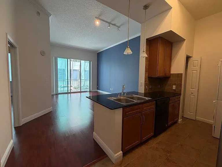 2000 N Bayshore Dr #126 — Photo 4