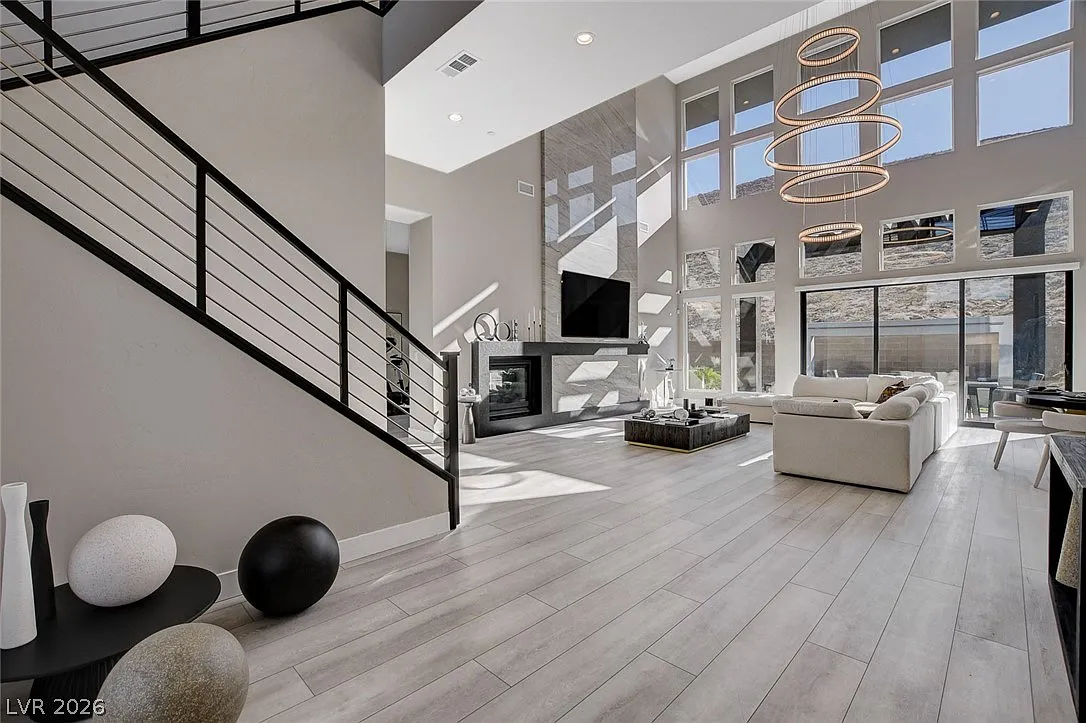 4 bed, 4.5 bath, 4670 sqft, $18,500 — Photo 4