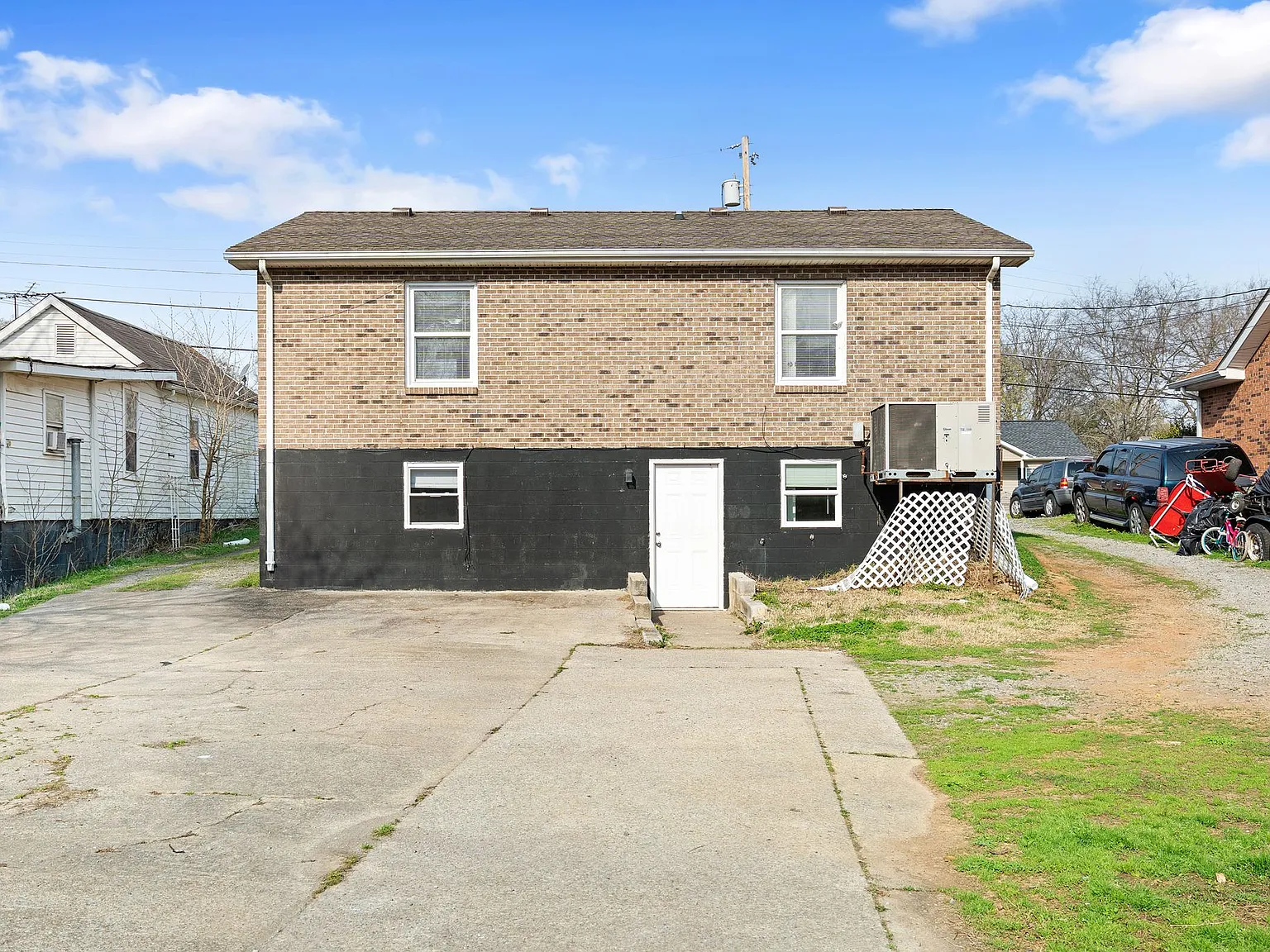 2 bed, 952 sqft, $915 — Photo 2