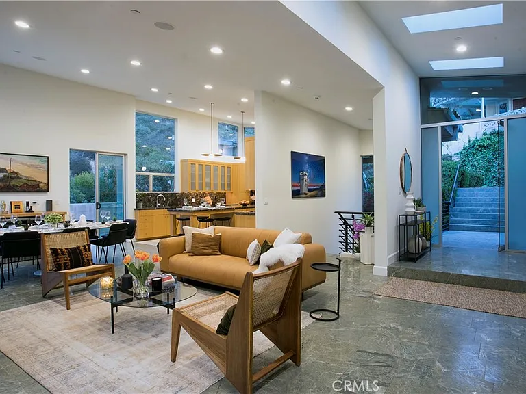 533 Temple Hills Dr — Photo 3