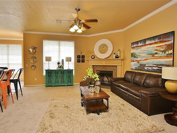 3rd image of 624 E Linden Ln