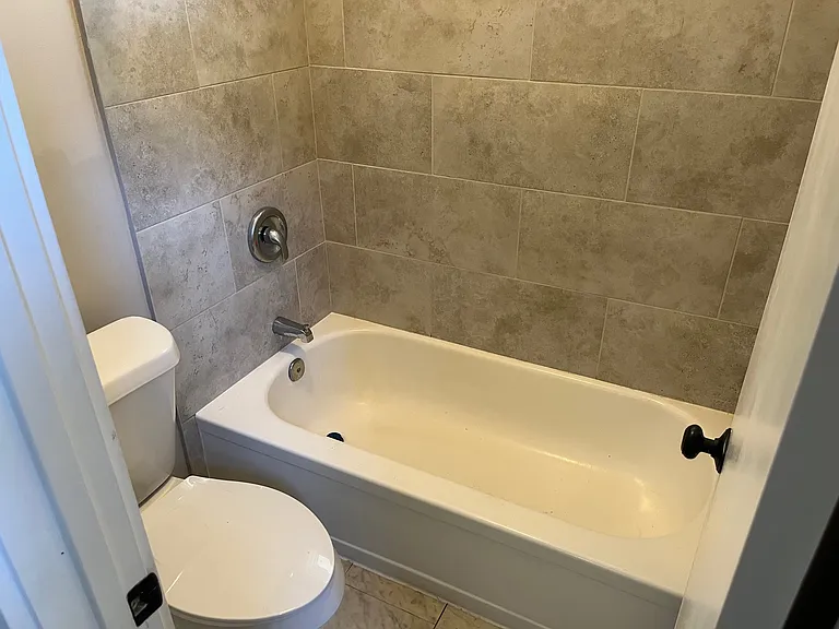 Full Bathroom/Upstairs