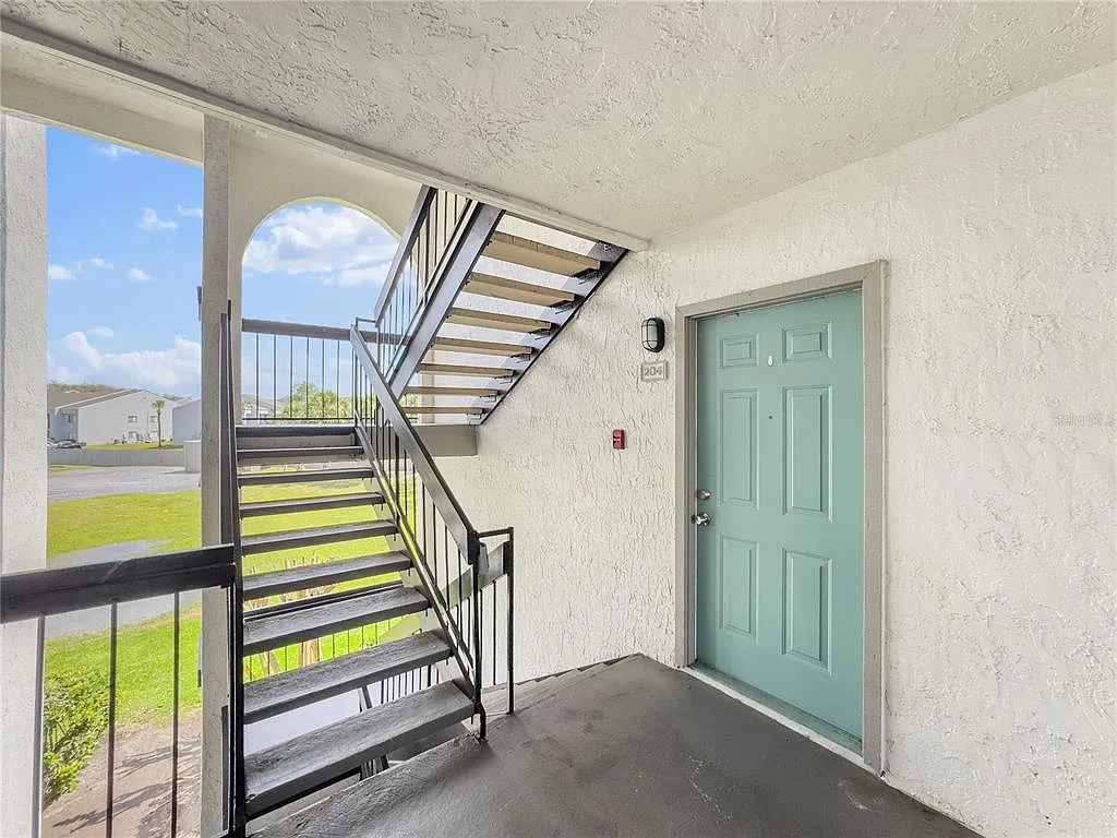 1 bed, 1.0 bath, 618 sqft, $1,050 — Photo 2