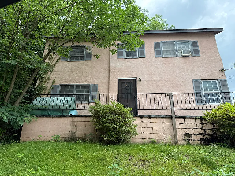 1131 Hubbard St SW — Photo 1
