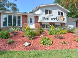 2211 Magnolia Ln, Elgin, IL 60120