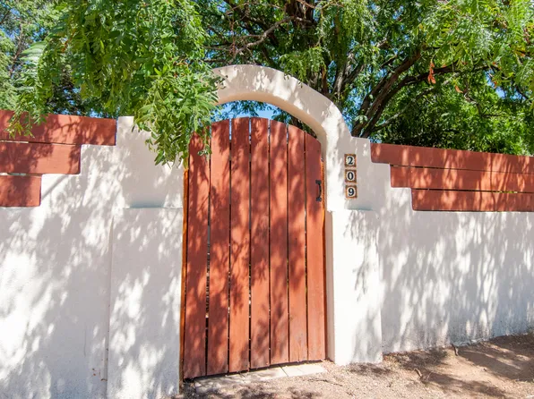 209 Pueblo Solano Rd NW, Albuquerque, NM 87107