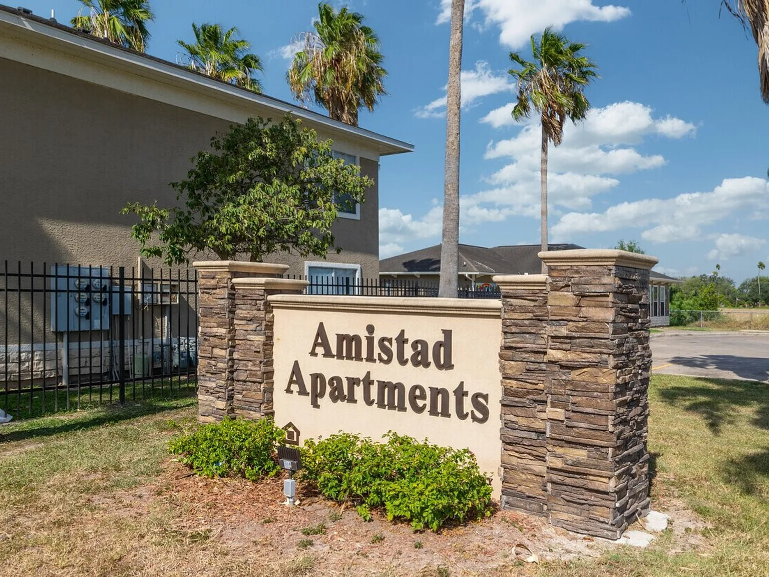 Amistad Apartments — Photo 1