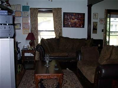 5th image of 812 Five Oaks Ave