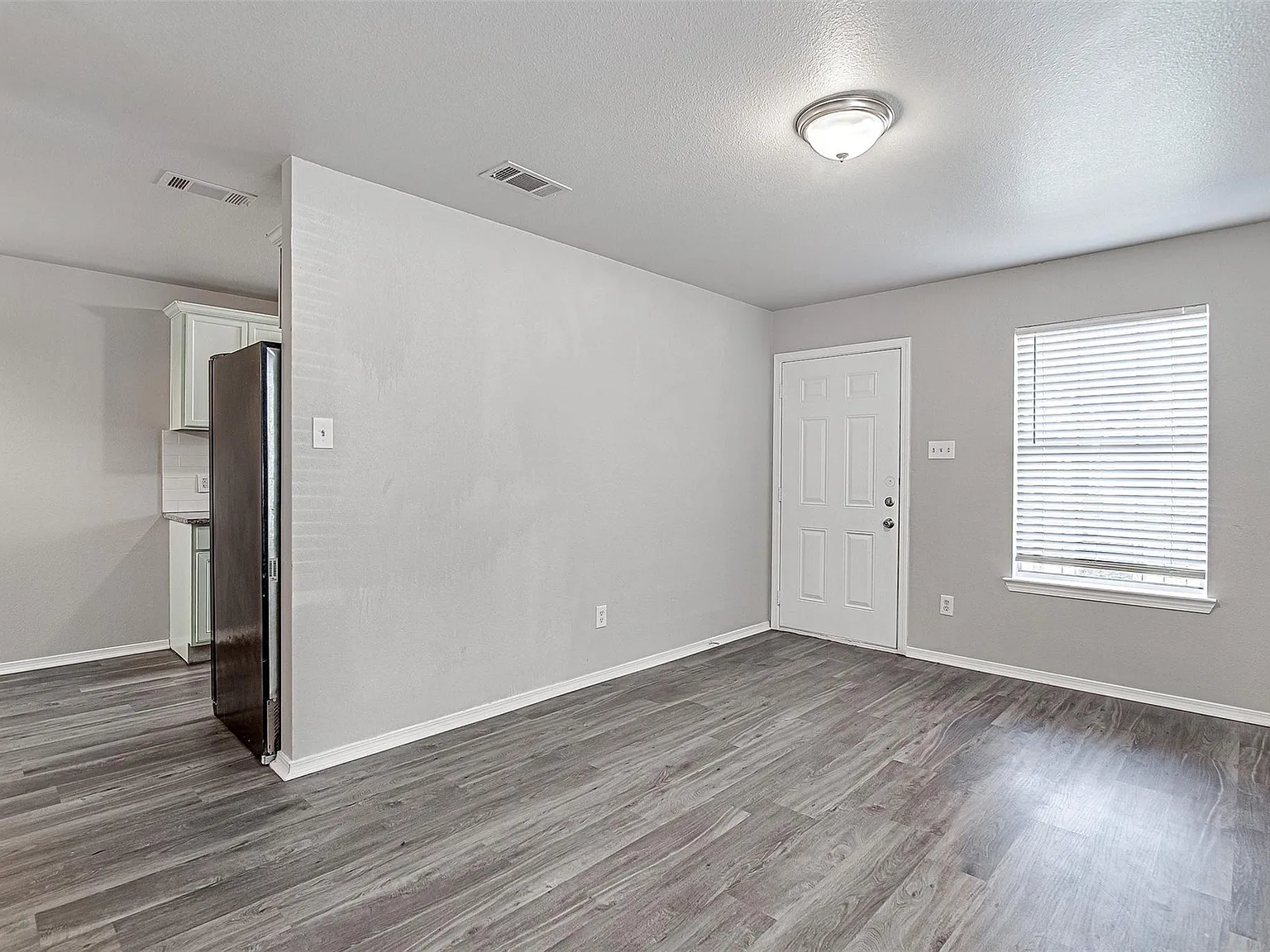 3 bed, 1.5 bath, 1250 sqft, $1,195 — Photo 3